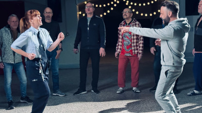 Fangekoret hylder Louise Adrian med musikvideo på 1-årsdagen for hendes død