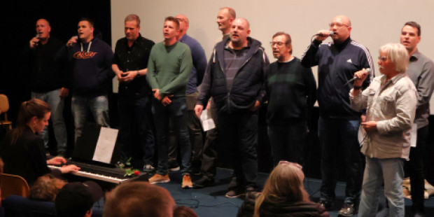 Fangekoret sang ved premieren på filmen ”Hvis jeg dør i dag”